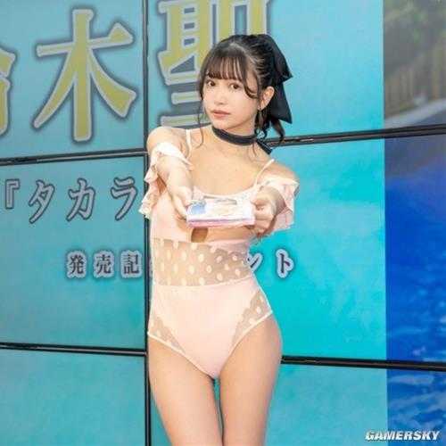 22岁写真女性号称日本最美御宅族 包不住的好身材